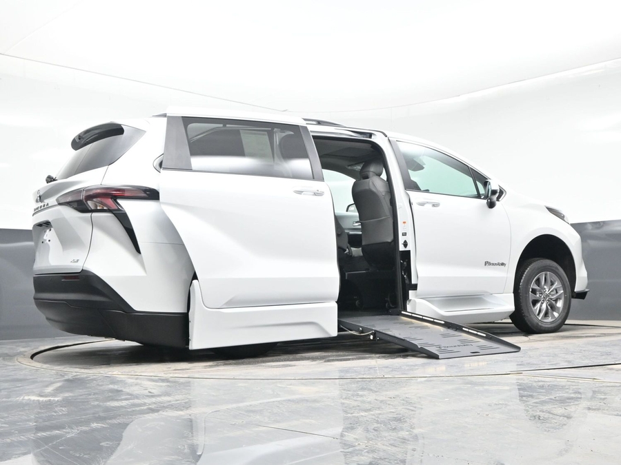 New 2026 Toyota Sienna Hybrid XLE Add - BraunAbility Side Entry Entry Fold Out Automatic Ramp