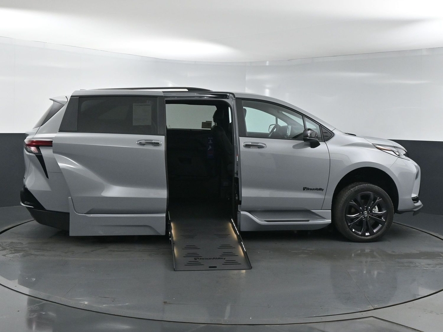 New 2025 Toyota Sienna Hybrid XSE - BraunAbility Side Entry Entry Fold Out Automatic Ramp