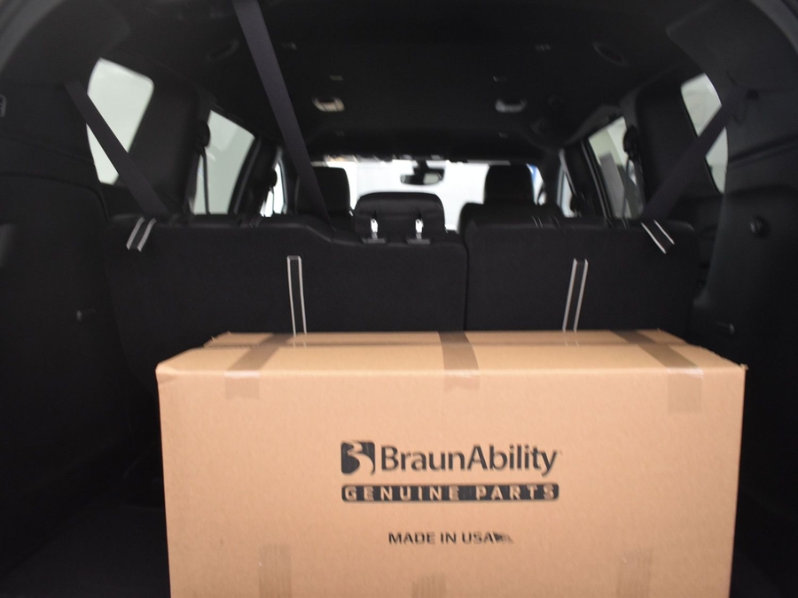 New 2025 Chrysler Pacifica Select Safety - BraunAbility Side Entry Entry Fold Out Automatic Ramp