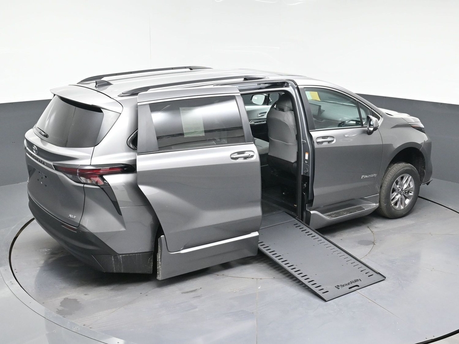 Grey Toyota Sienna image number 25