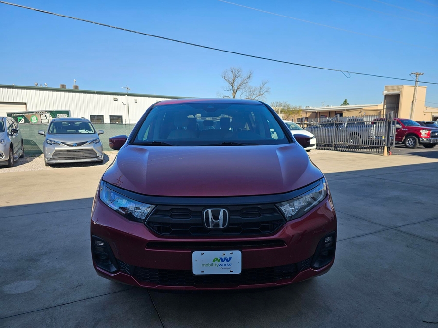 Red Honda Odyssey image number 4