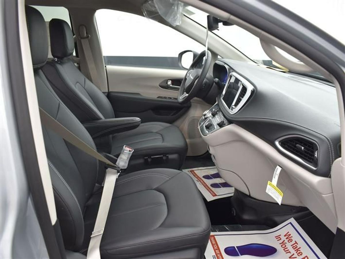 Silver Chrysler Pacifica image number 8