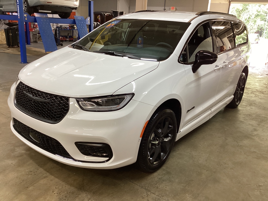White Chrysler Pacifica image number 2