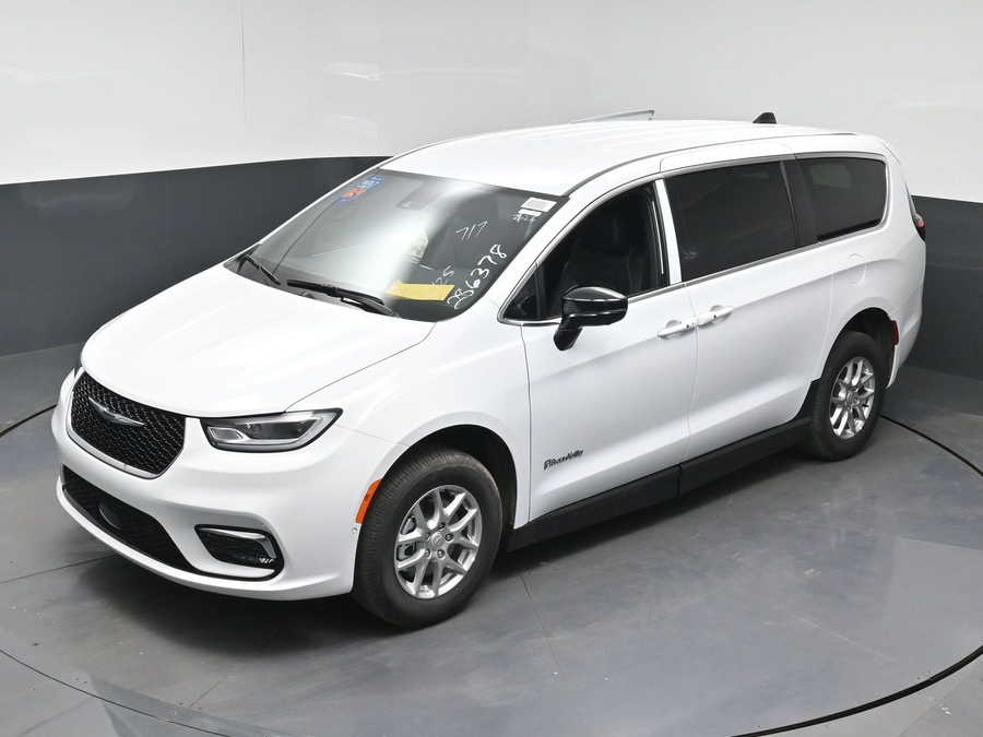 White Chrysler Pacifica image number 21