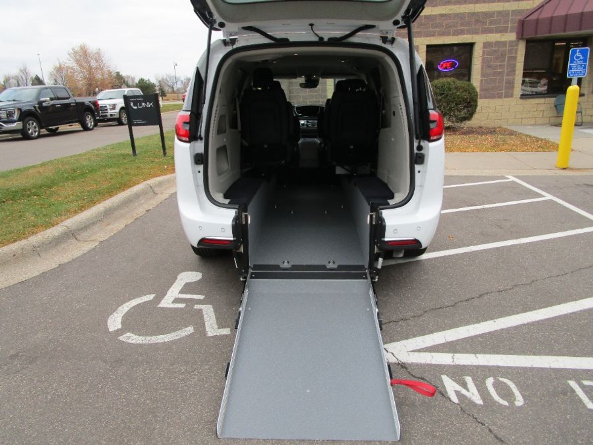 2024 CHRYSLER PACIFICA - Image 2