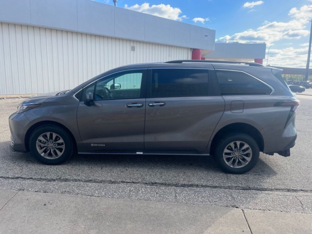 Grey Toyota Sienna image number 9