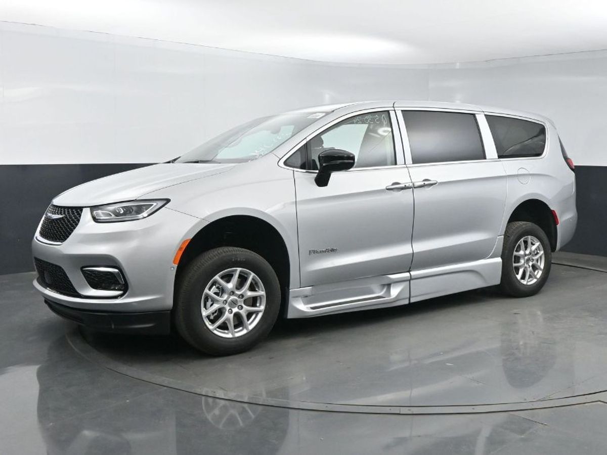 Silver Chrysler Pacifica image number 19