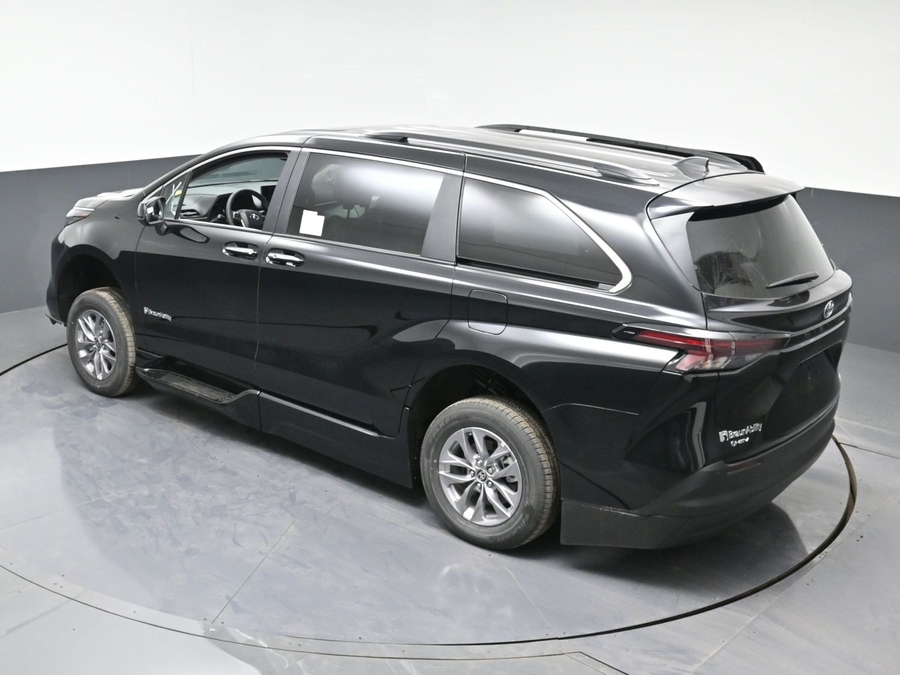 New 2025 Toyota Sienna Hybrid XLE Plus - BraunAbility Side Entry Entry Fold Out Automatic Ramp
