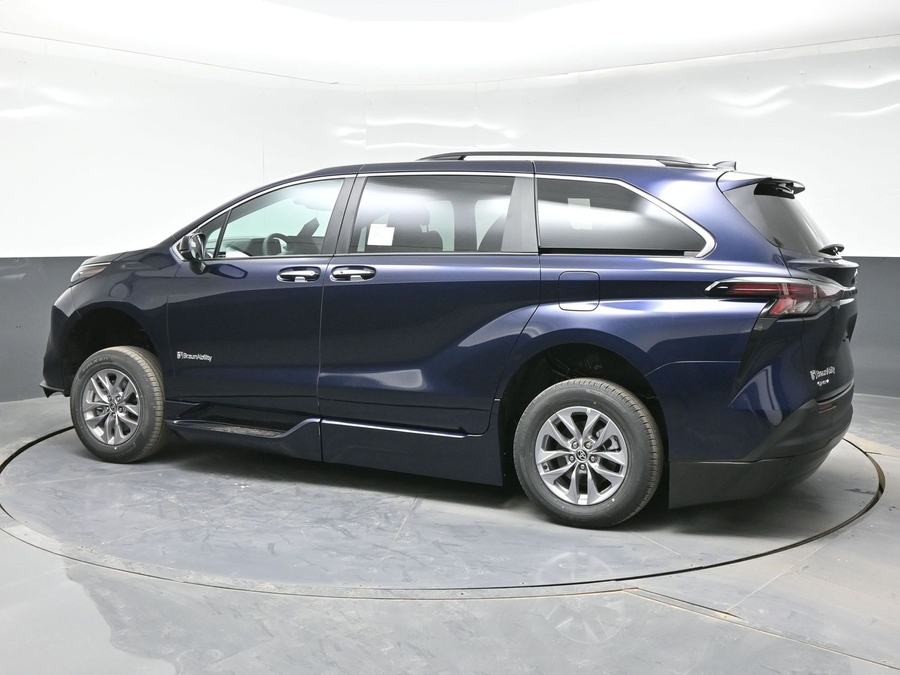 New 2026 Toyota Sienna Hybrid XLE Base - BraunAbility Side Entry Entry Fold Out Automatic Ramp