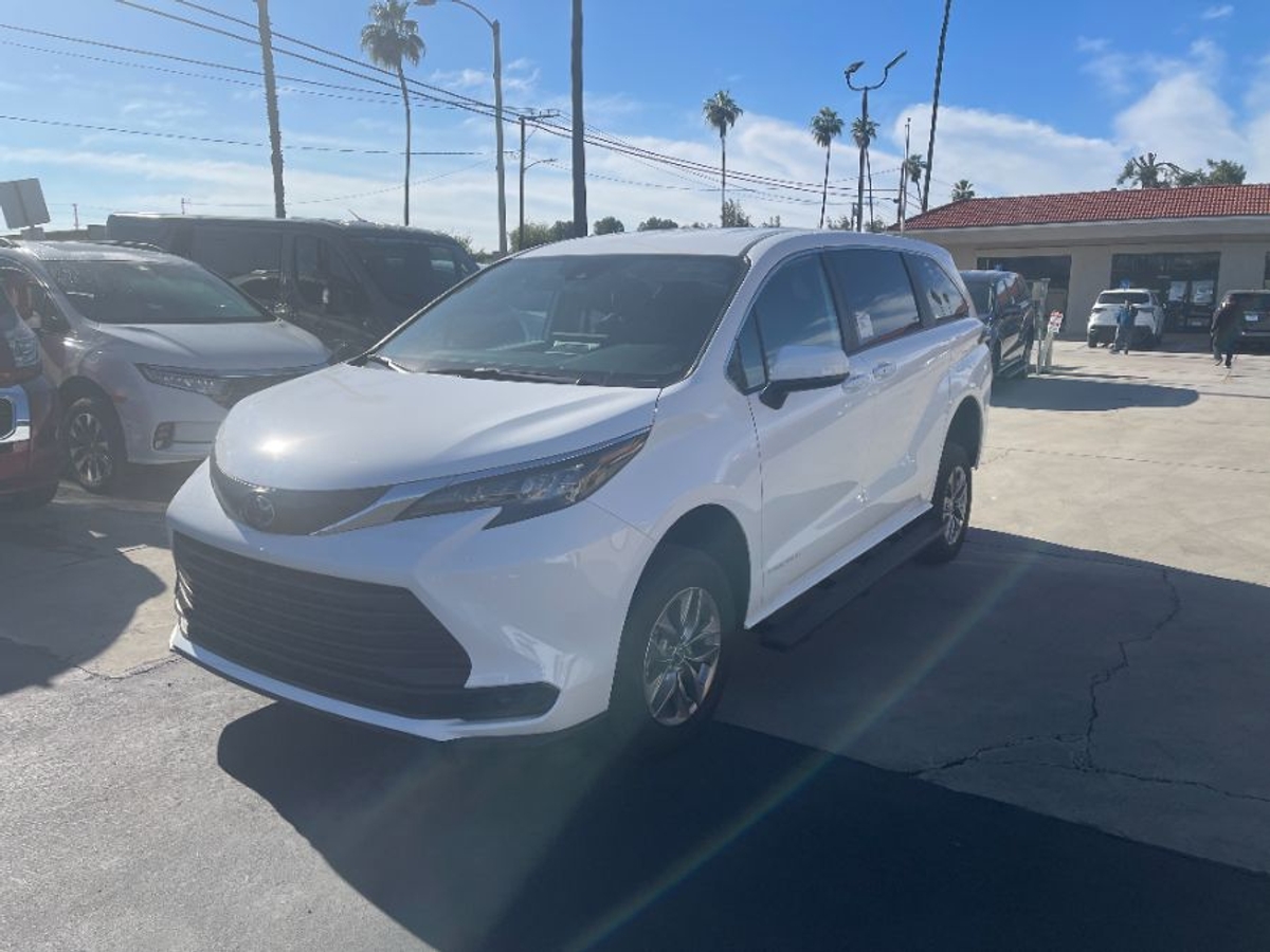 White Toyota Sienna image number 9