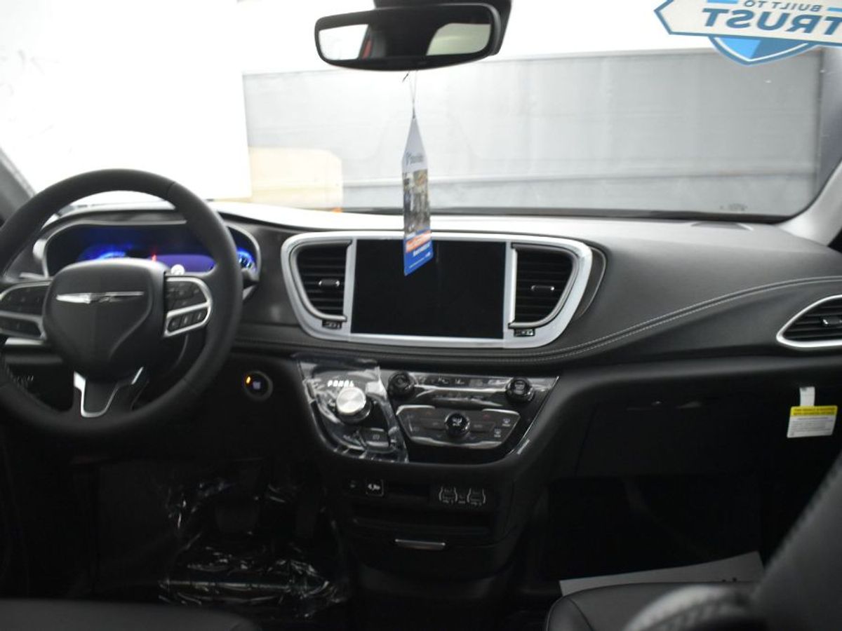 2025 CHRYSLER PACIFICA - Image 13