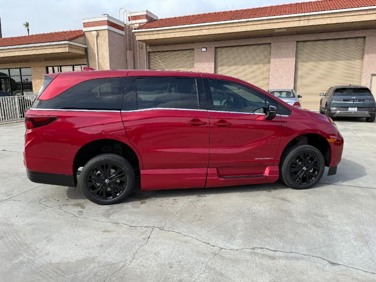 Red Honda Odyssey image number 1
