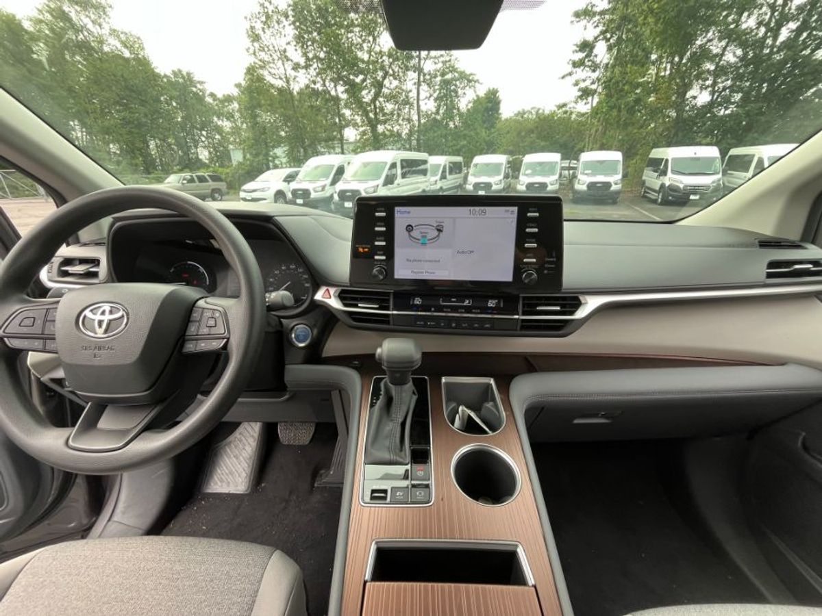 Grey Toyota Sienna image number 17