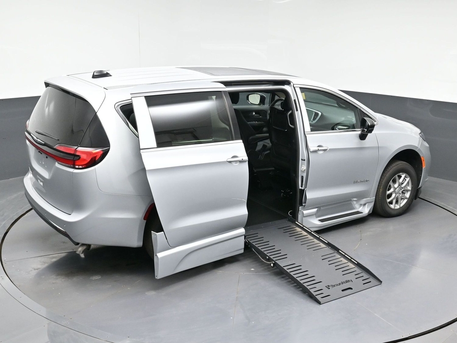 New 2026 Chrysler Pacifica Select Plus - BraunAbility Side Entry Fold Out Automatic Ramp