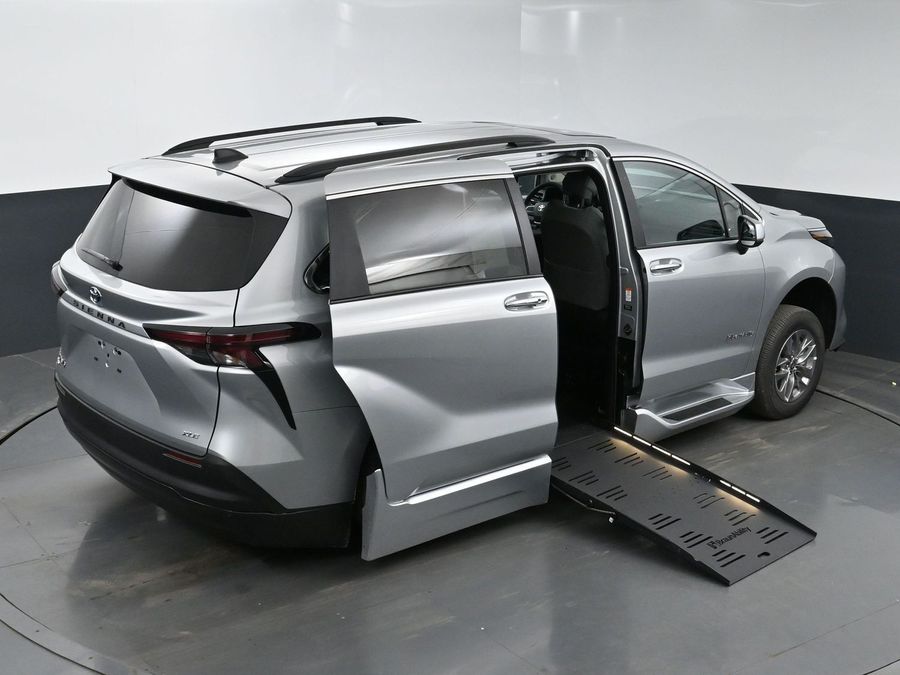 New 2025 Toyota Sienna Hybrid XLE Plus - BraunAbility Side Entry Entry Fold Out Automatic Ramp