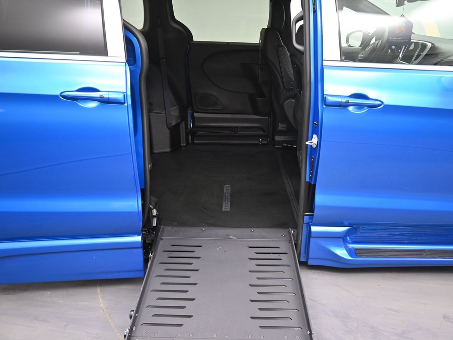 Blue Chrysler Pacifica image number 15