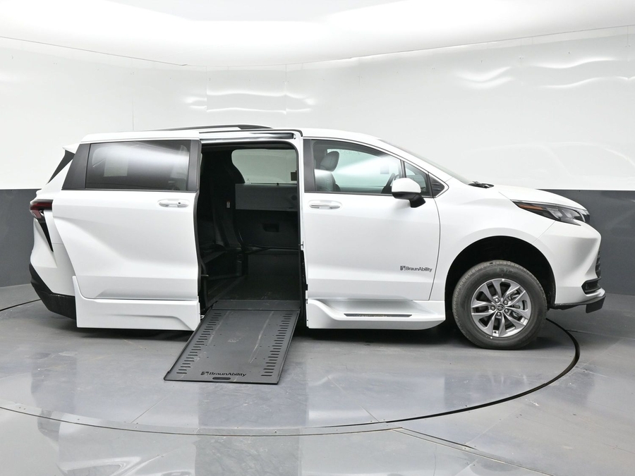 New 2026 Toyota Sienna Hybrid XLE Add - BraunAbility Side Entry Entry In Floor Automatic Ramp