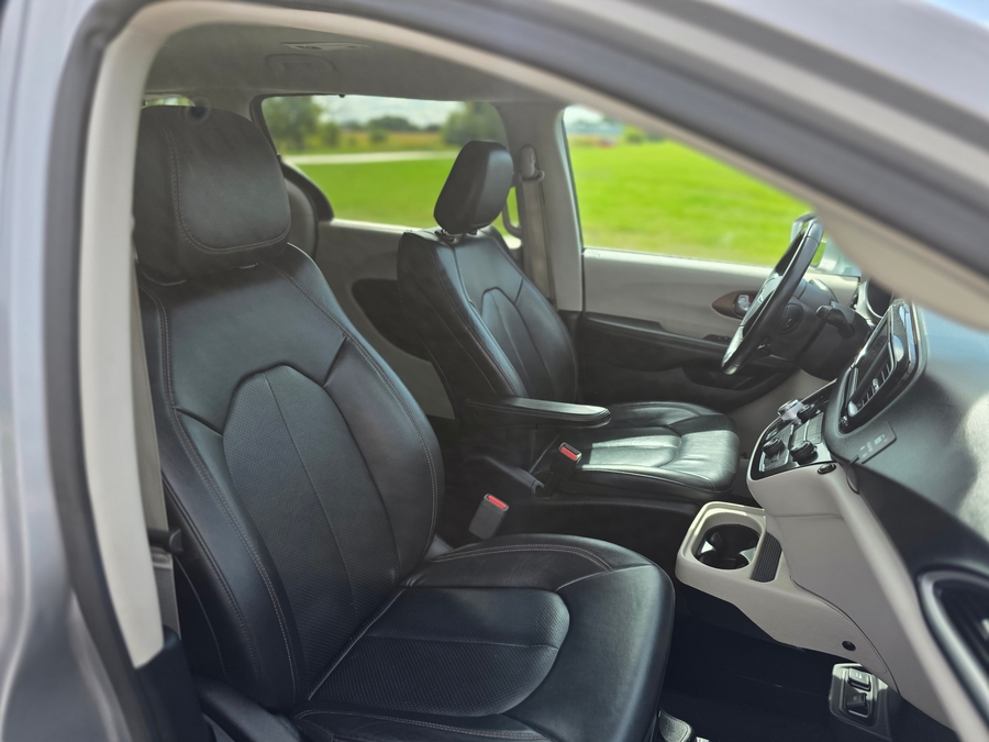 Silver Chrysler Pacifica image number 14