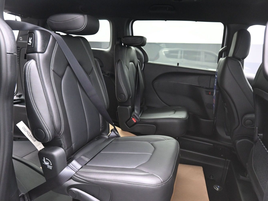 White Chrysler Voyager image number 12