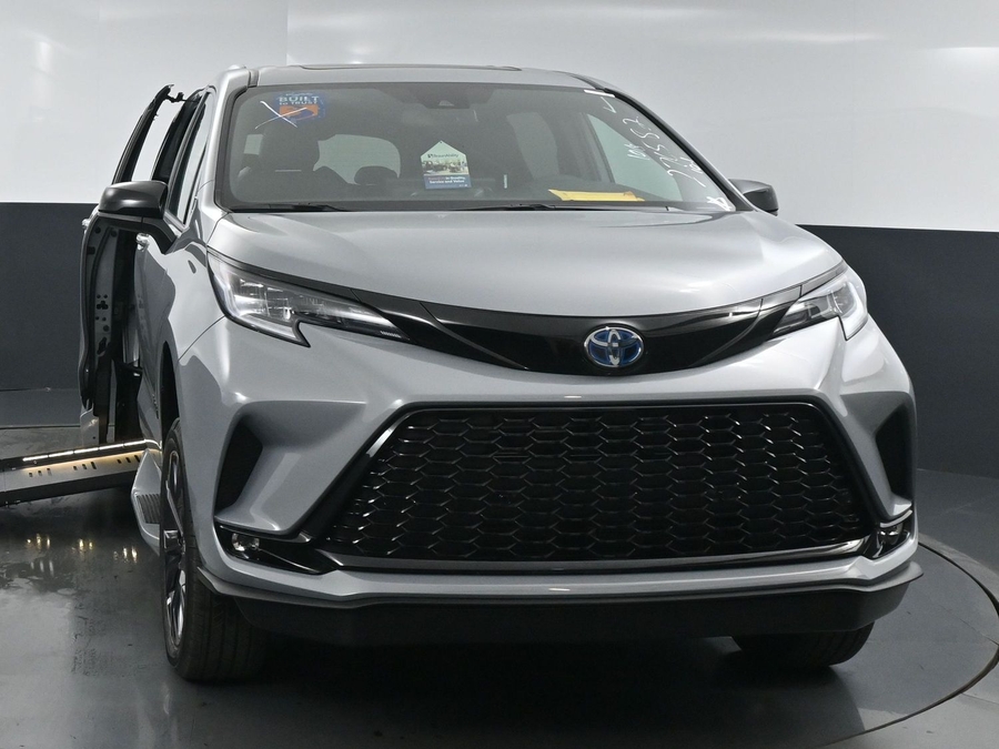 New 2025 Toyota Sienna Hybrid XSE - BraunAbility Side Entry Entry Fold Out Automatic Ramp