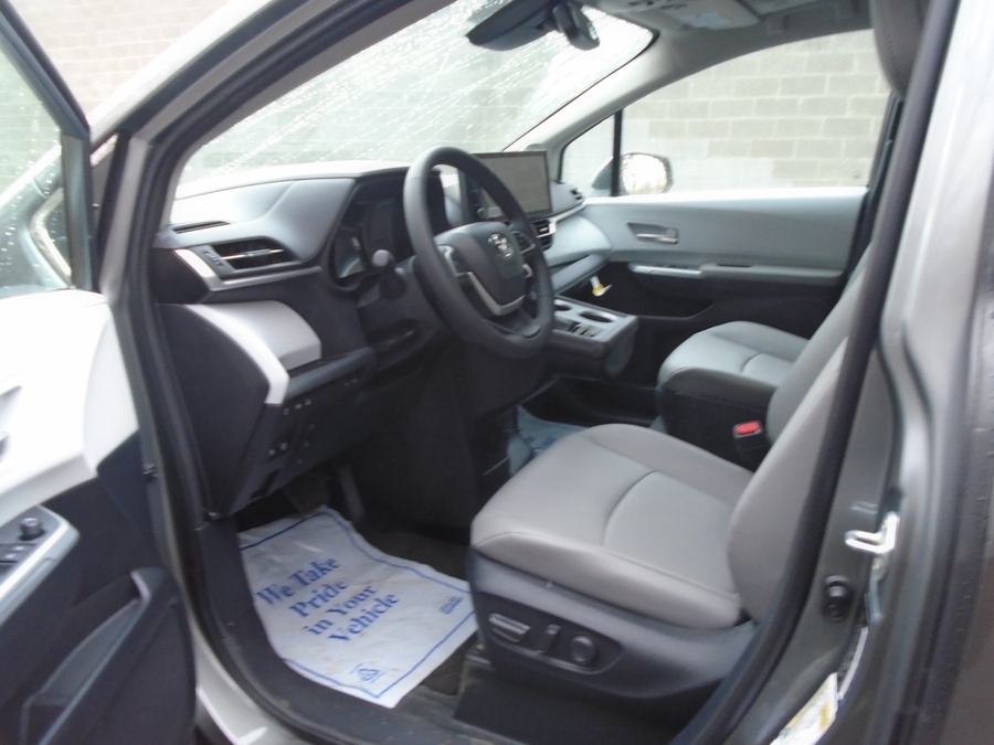 Grey Toyota Sienna image number 3