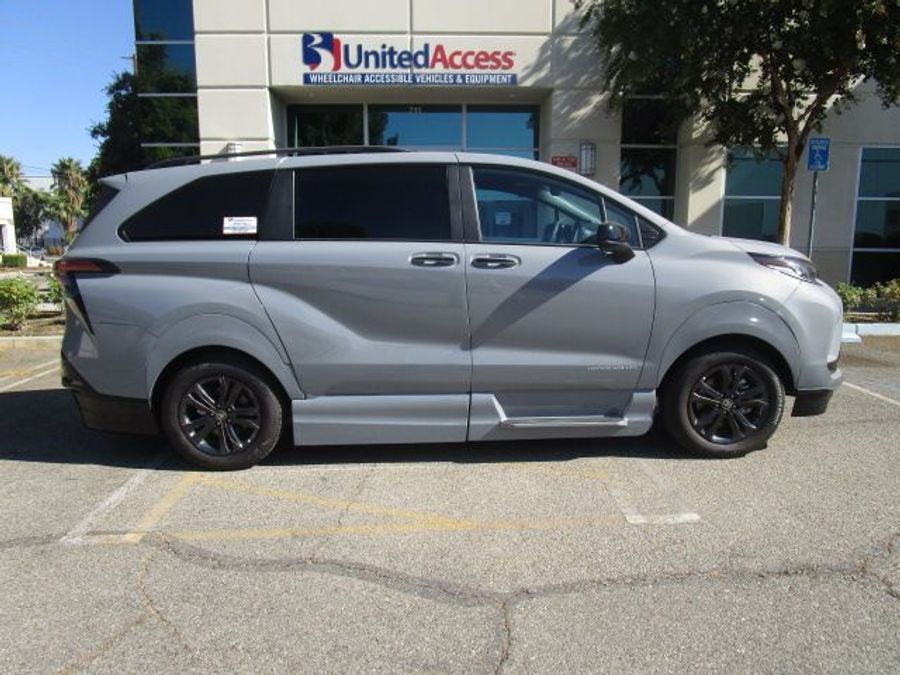 New 2025 Toyota Sienna Hybrid XSE Sport - VMI Side Entry Entry In Floor Automatic Ramp