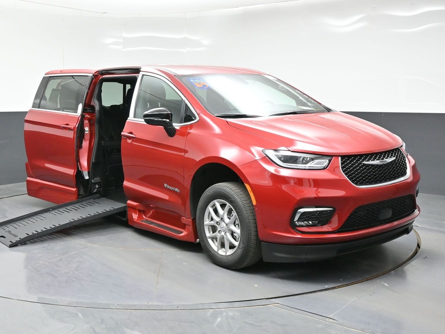 2026 Chrysler Pacifica Select's photo