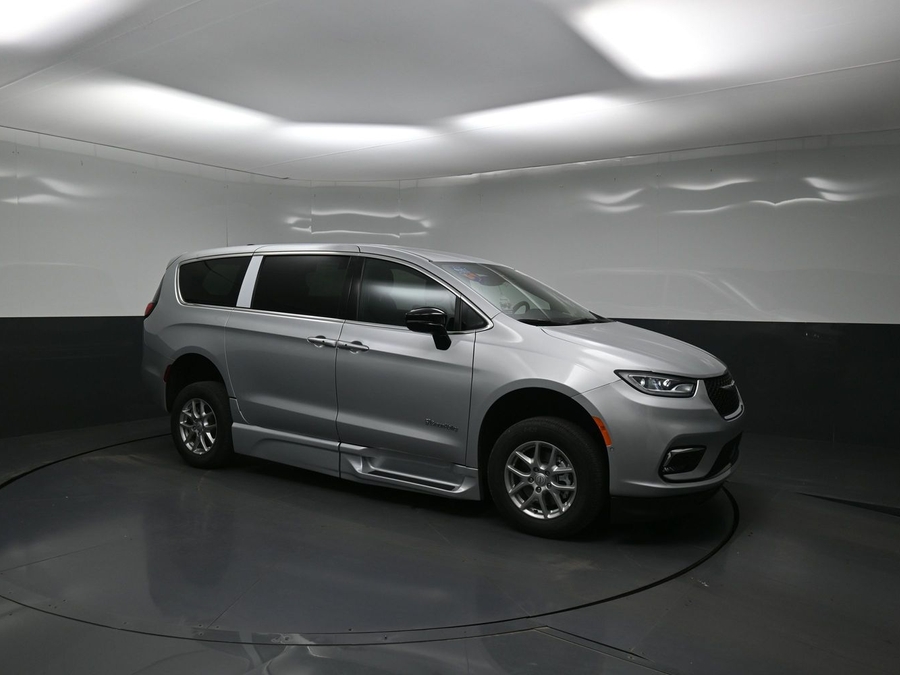 Silver Chrysler Pacifica image number 14