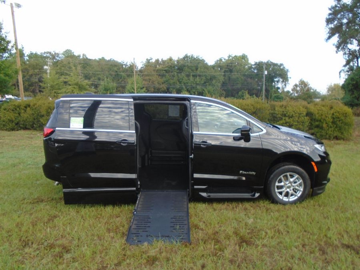 2025 Chrysler Pacifica Select's photo