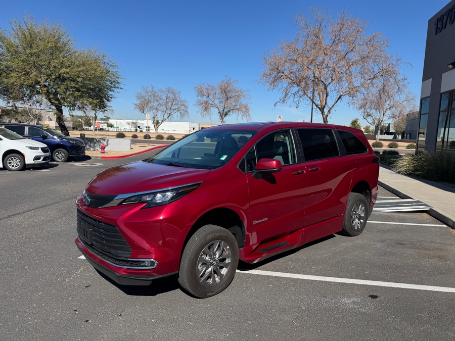 Used 2024 Toyota Sienna Hybrid XLE Base - BraunAbility Side Entry Entry Fold Out Automatic Ramp