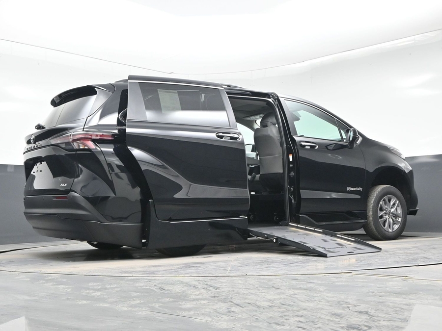 Black Toyota Sienna image number 21