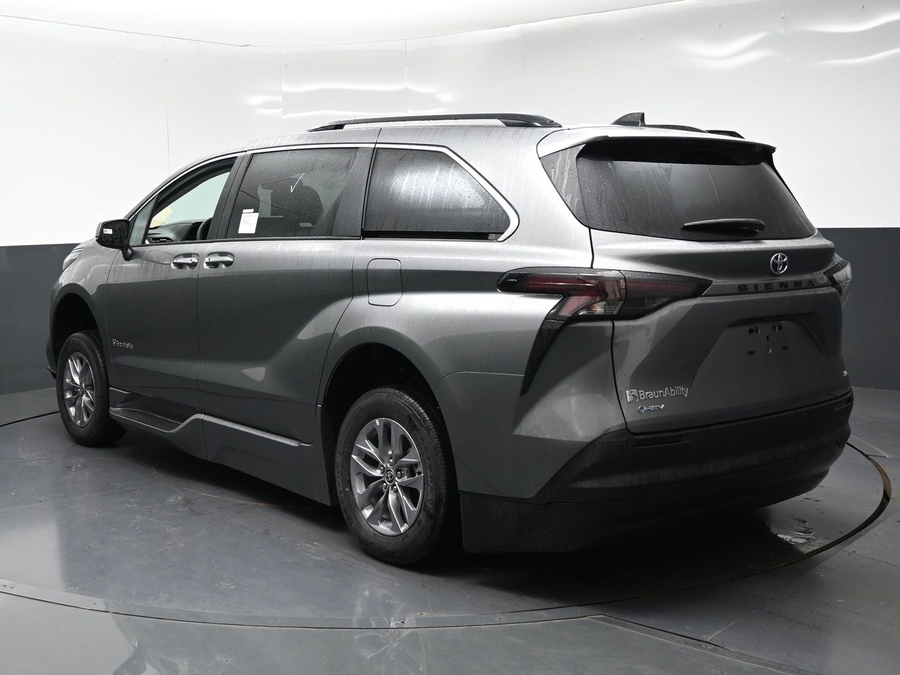 New 2026 Toyota Sienna Hybrid XLE Base - BraunAbility Side Entry Fold Out Automatic Ramp