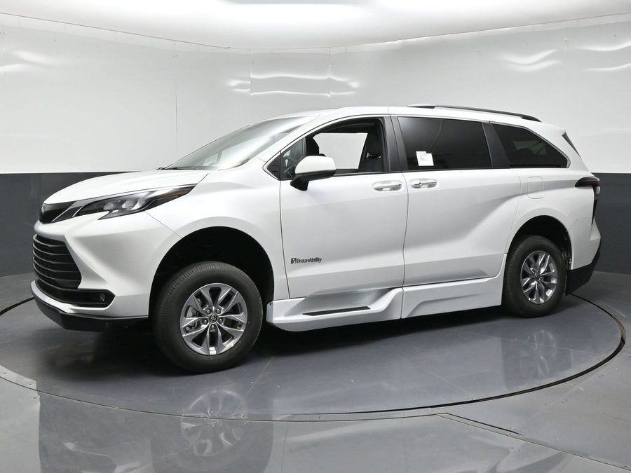 White Toyota Sienna image number 2