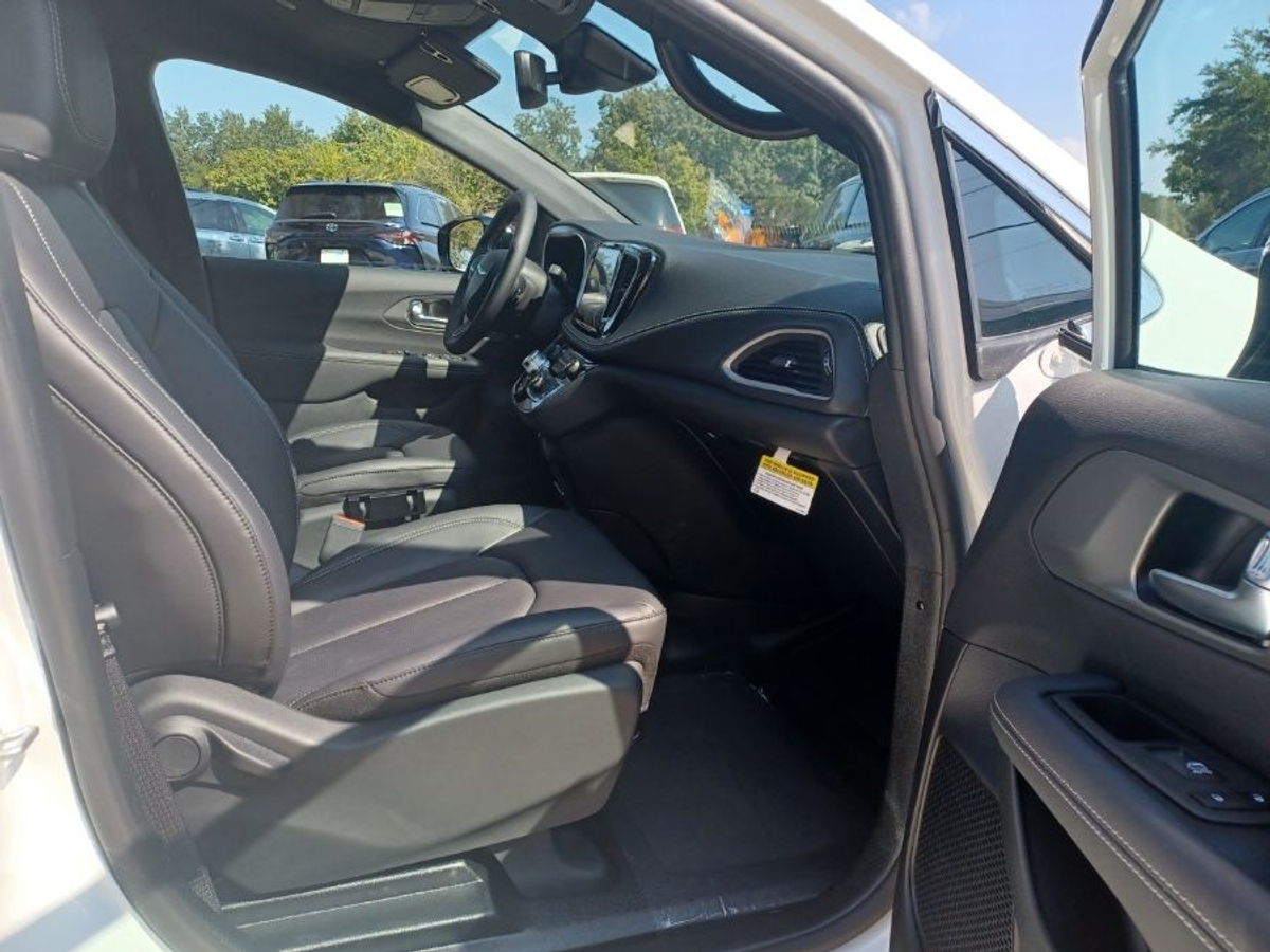 White Chrysler Pacifica image number 16