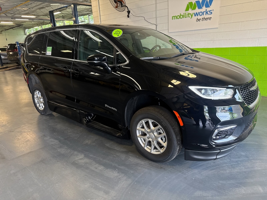 Black Chrysler Pacifica image number 2
