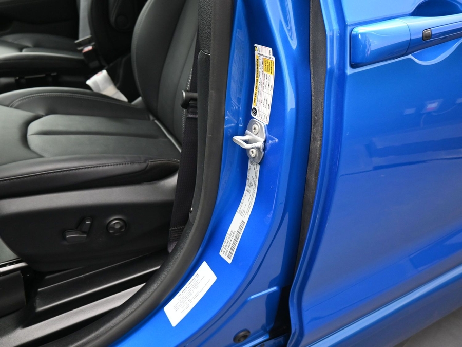 Blue Chrysler Pacifica image number 13