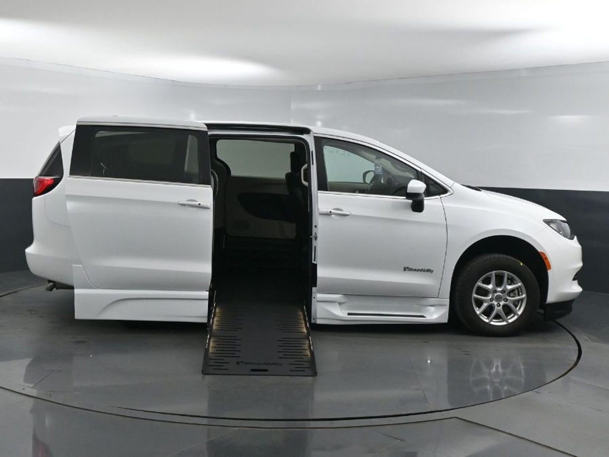 2023 CHRYSLER VOYAGER - Image 1