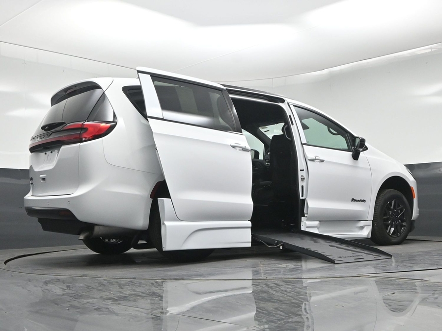 New 2027 Chrysler Pacifica Select Sport - BraunAbility Side Entry Fold Out Automatic Ramp