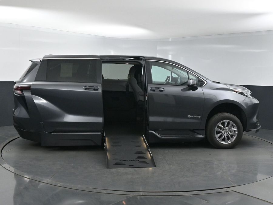 New 2025 Toyota Sienna Hybrid LE - BraunAbility Side Entry Entry Fold Out Automatic Ramp