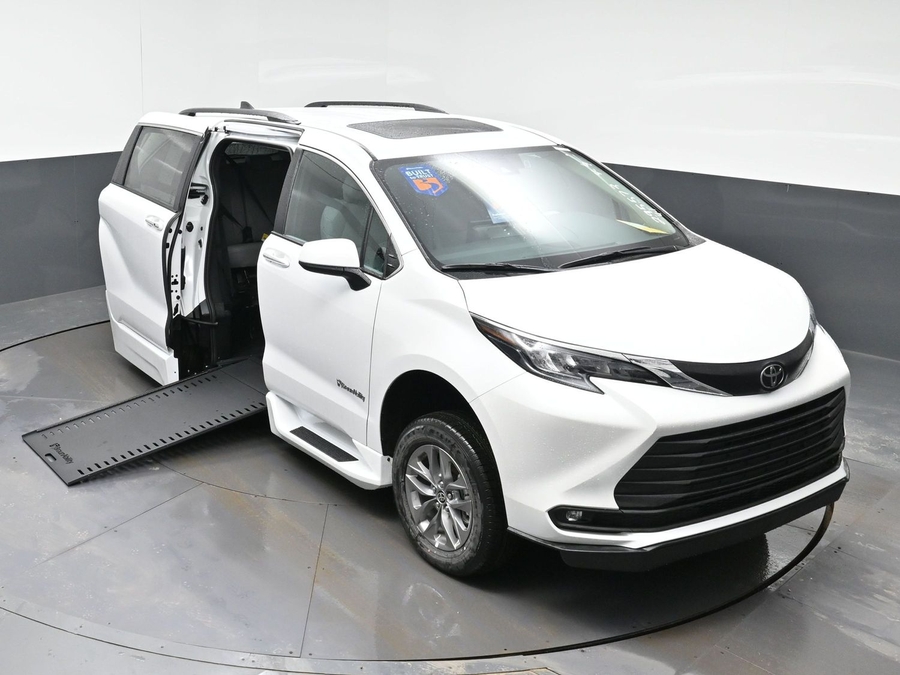 White Toyota Sienna image number 19