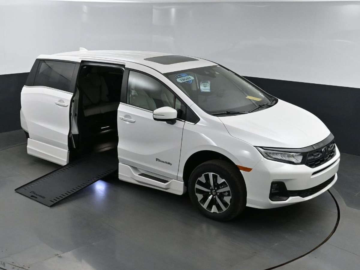 White Honda Odyssey image number 22