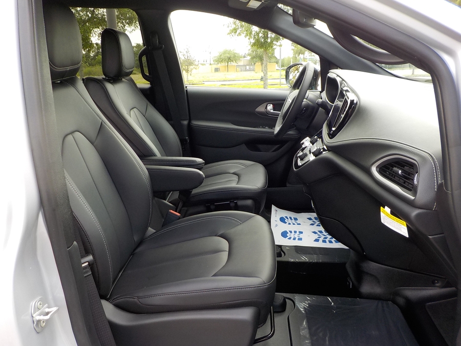 Silver Chrysler Pacifica image number 38