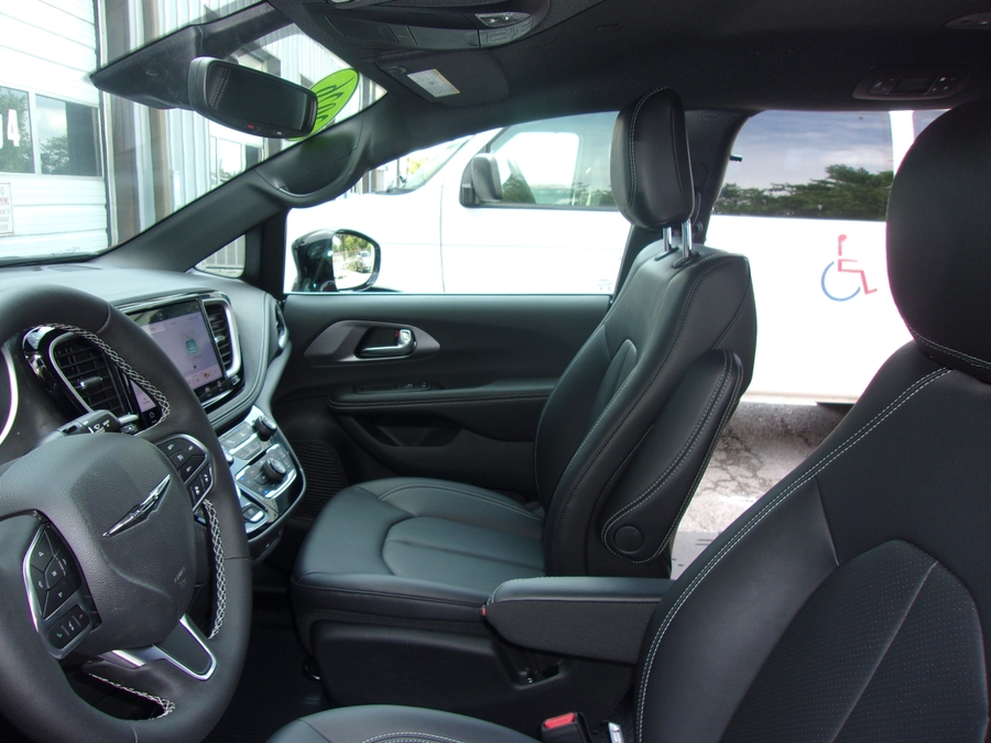 Grey Chrysler Pacifica image number 12