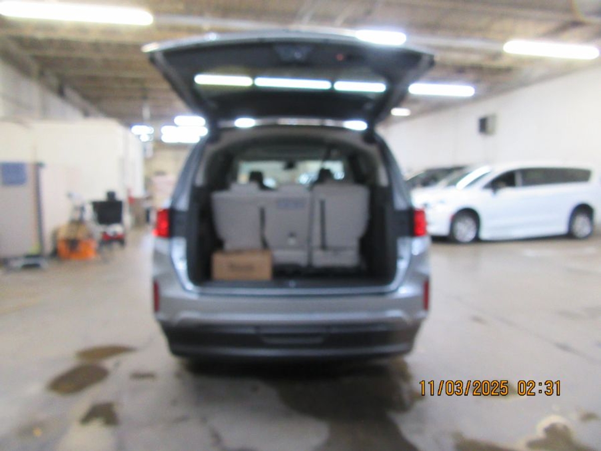 Silver Honda Odyssey image number 3