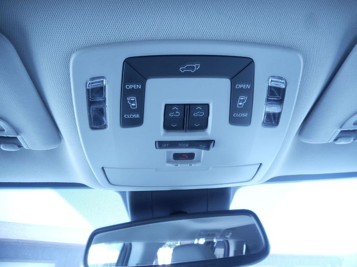 White Toyota Sienna image number 14