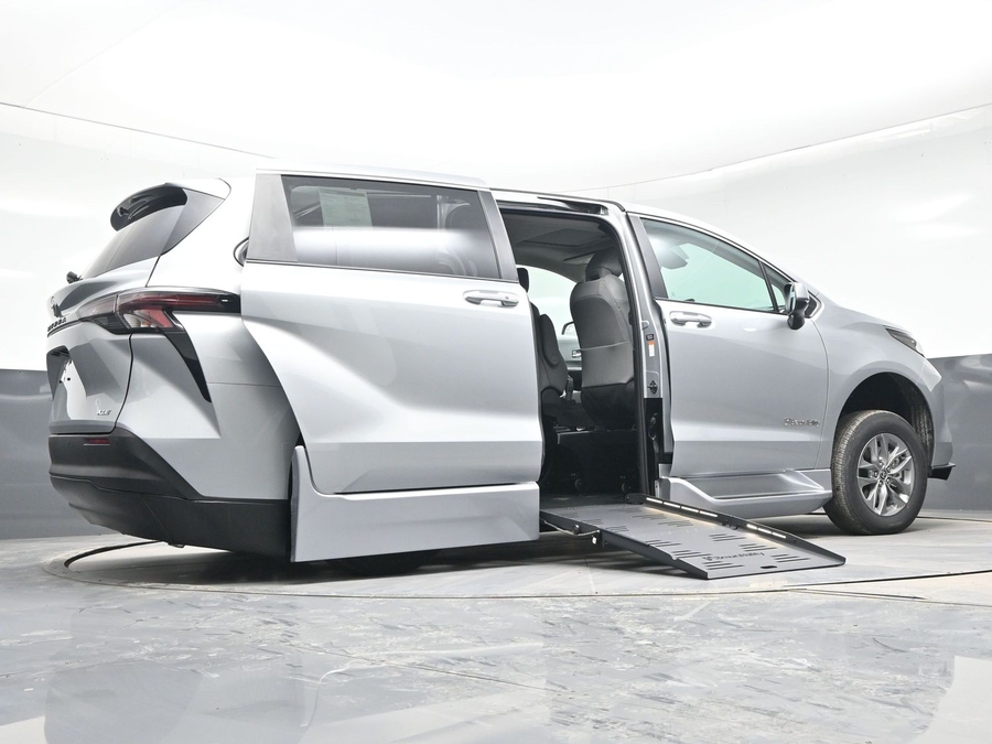 New 2025 Toyota Sienna Hybrid XLE Base - BraunAbility Side Entry Entry Fold Out Automatic Ramp