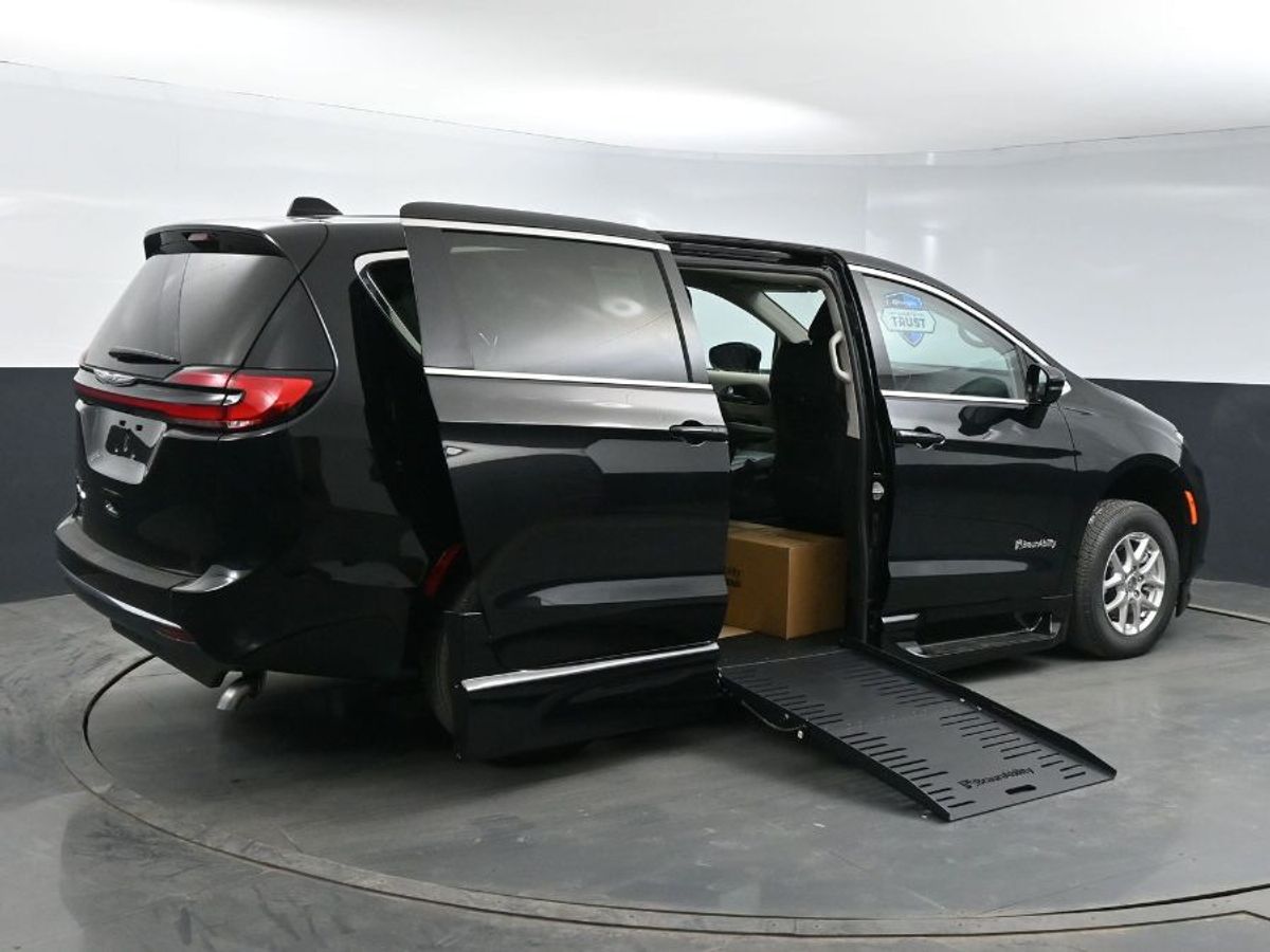 Black Chrysler Pacifica image number 22