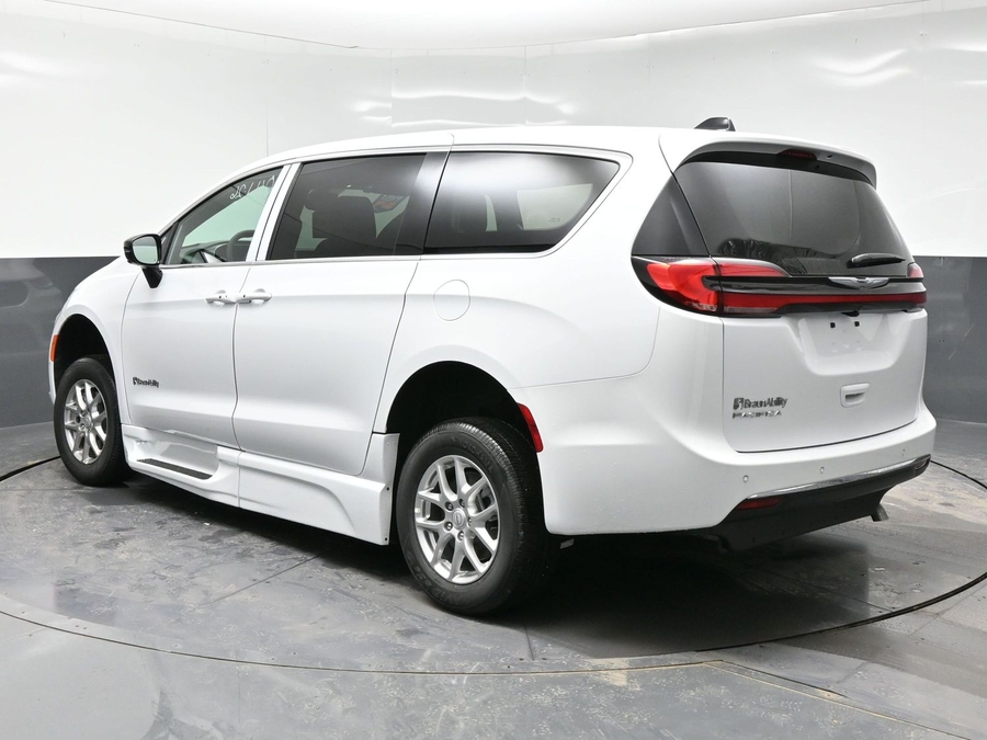 White Chrysler Pacifica image number 4