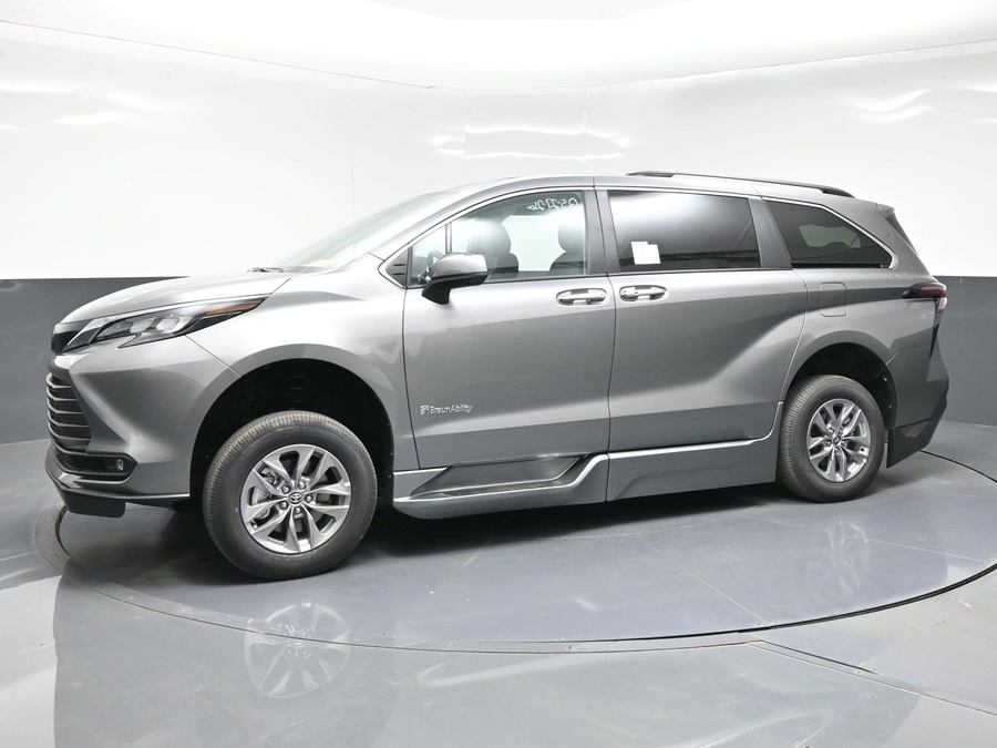 New 2026 Toyota Sienna Hybrid XLE Base - BraunAbility Side Entry Entry Fold Out Automatic Ramp