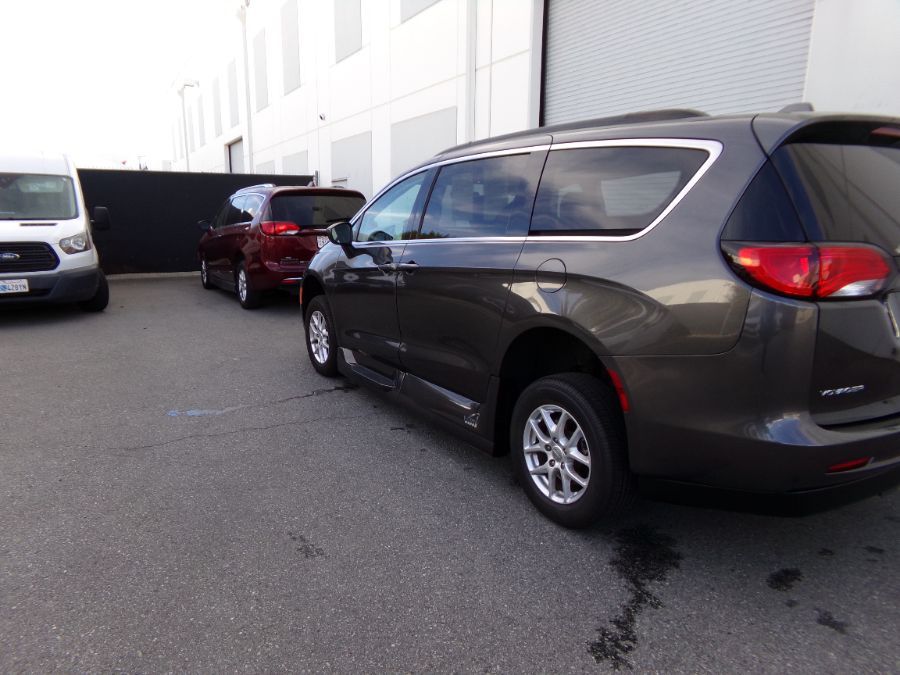 Grey Chrysler Voyager image number 10